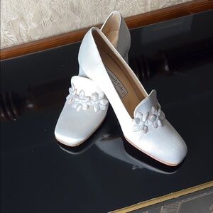 Vintage Kenneth Cole Off White Embellished Satin Chunk Heel Pump New In Box.